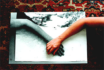 'Salto ontológico-brazo' (1974), obra de Valie Export.