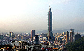 Recién inaugurado, el rascacielos Taipei 101 ostenta, con sus 508 metros, el récord mundial de altura.rnrnDiseñada por David Childs y Daniel Libeskind, la Torre de la Libertad levantará sus 610 metros de altura en la Zona Cero de Manhattan.