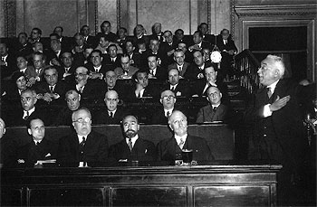 Manuel Azaña, segundo por la izquierda (abajo), en el Congreso de los Diputados, el 14 de julio de 1931.