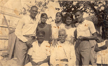 De pie, los cinco hermanos Machín más pequeños (desde la izquierda): Antonio, Dulce María, Eugenia Felicia, Gloria Esther  (Chiquitica)  y Evelio. Sentados, los padres: Leoncia y José. Fotografía del álbum familiar de la única hermana viva del cantante.