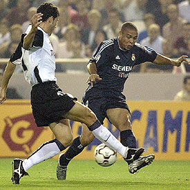 Ronaldo, ante David Navarro, en el último partido de Liga Valencia-Madrid, en Mestalla.