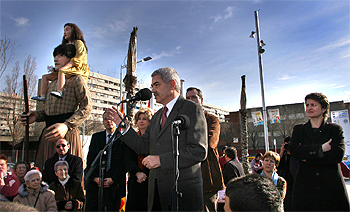 El presidente de la Generalitat, Pasqual Maragall, ayer en la nueva Rambla de La Mina.rnrn JOAN SÁNCHEZ