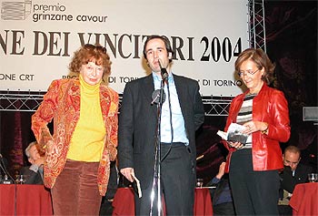 Las editoras Inge Feltrinelli (izquierda) y Carla Tanzi, junto a Daniel Vázquez Sallés, el hijo de Vázquez Montalbán.