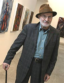 Arman y sus cuadros, en la galería Marlborough de Madrid.