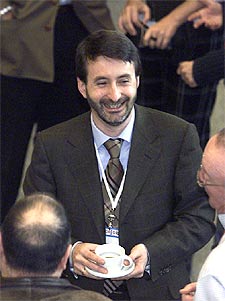 Josu Jon Imaz toma un café ayer en la asamblea.