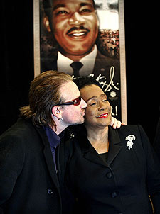Bono, líder de U2, besa cariñosamente a Coretta Scott King en enero de 2004.