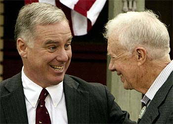 El candidato demócrata Howard Dean recibió ayer el apoyo del ex presidente Carter.