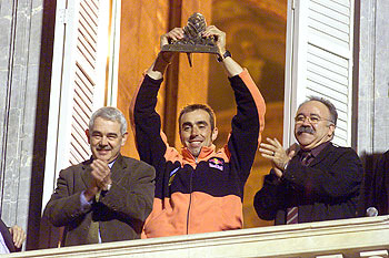 Roma, en el Palau de la Generalitat, entre Maragall y Carod, alza el trofeo de ganador del rally Dakar.