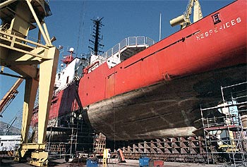 El  Hespérides,  fuera del agua, en el puerto de Cartagena la pasada semana.