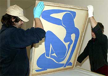 Dos operarios colocan   Desnudo azul IV  (1952), de Henri Matisse, en la Galería de Arte Moderno de Bolonia.