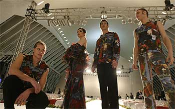 Cuatro de los modelos que ayer participaron en el desfile de Francis Montesinos en L'Hemisfèric, sobre la pasarela.