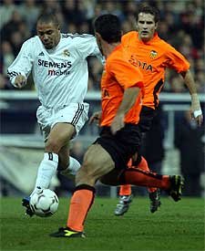 Ronaldo avanza entre Baraja y Garrido.