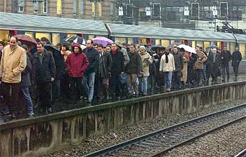 Los pasajeros de los trenes de cercanías se agolpan, ayer, en la estación de Saint Lazare en París. rnrn EFE