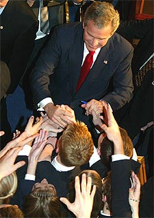 El presidente Bush saluda a sus seguidores a la salida del Capitolio.