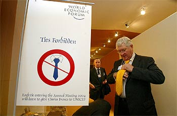 PROHIBIDAS LAS CORBATAS.