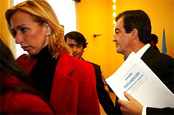 Francisco Álvarez-Cascos, junto a su novia, María Porto, tras leer la declaración sobre su retirada. rnrn REUTERS