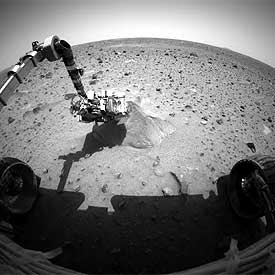 El brazo robótico sobre la roca Adirondack, vistos por la cámara del  Spirit. 