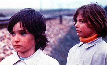 Ana Torrent (a la izquierda) e Isabel Tellería en  El espíritu de la colmena,  de Víctor Erice.