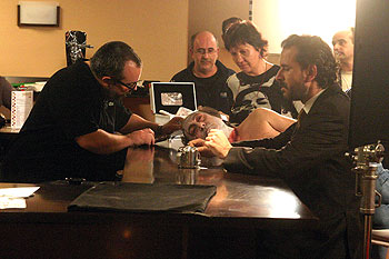 Guillermo Toledo (a la derecha) y Luis Varela, con Álex de la Iglesia durante el rodaje de  Crimen ferpecto.  rnrn PABLO JULIÁ