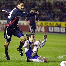 Pinilla intenta un remate.