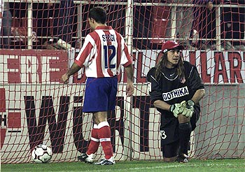 Sergi recoge el balón de la portería mientras Burgos está de rodillas.