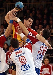 Alberto Entrerríos choca con la defensa croata.