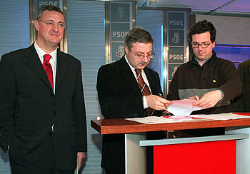 Los socialistas Jesús Caldera y José Blanco, ayer, junto al dirigente de Los Verdes Andrés Sánchez.