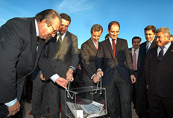 Fabra, primero por la izquierda, durante la colocación ayer de la primera piedra del aeropuerto de Castellón.