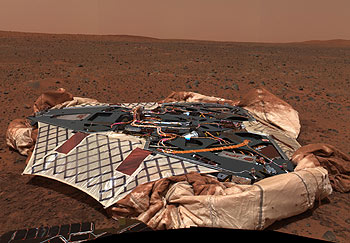 Imagen transmitida por el robot  Spirit  de la plataforma de aterrizaje en el cráter Gusev de Marte.