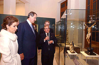 El presidente Vicente Fox y su esposa atienden las explicaciones de Miguel León Portilla durante la inauguración de la exposición  Iberoamérica mestiza  en el castillo de Chapultepec.