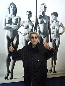 Helmut Newton, ante su obra  Ellas llegan desnudas .