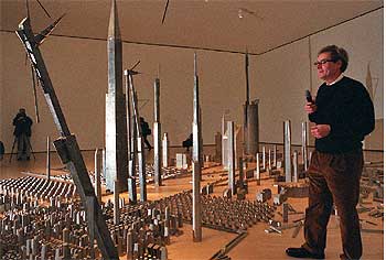 Miquel Navarro, ante su obra  Ciudad Muralla  en el Museo Guggenheim.
