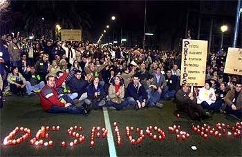 Trabajadores de Philips, ayer al anochecer, cuando cortaron el paseo de la Zona Franca.