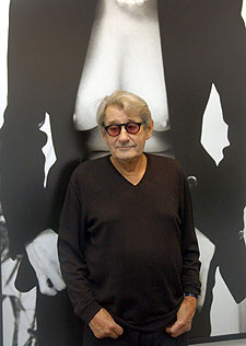 Helmut Newton posa delante de su obra  El collar de perlas  en una exposición en Düsseldorf (Alemania) en 2002.