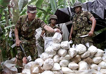 Alijo de cocaína confiscado por el ejército colombiano en la provincia de Putumayo, en febrero de 2001.