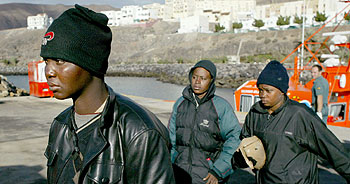 Tres de los inmigrantes hallados en la patera en la que viajaban una mujer y su hijo de seis meses.