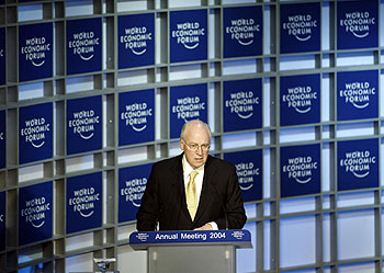 El vicepresidente de EE UU, Dick Cheney,  ayer, durante su discurso ante el Foro Económico Mundial.