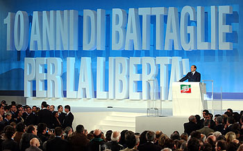 Ante un panel que dice 