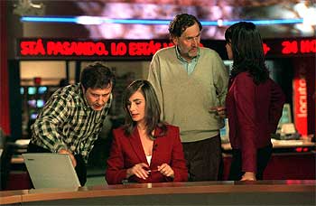 De izquierda a derecha, José Ramón Pindado, Marta Reyero, Francisco G. Basterra y Marta Fernández, el viernes pasado en la Redacción de CNN+.