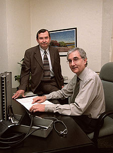 Miguel Pocoví (de pie) y Pedro Mata, en la Fundación Jiménez Díaz. rnrn ULY MARTÍN