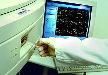 Equipo de Medplant Genetics para la lectura del  biochip  (en la pantalla).