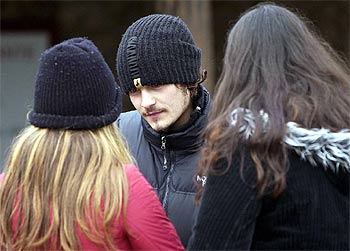 El actor Orlando Bloom firma autógrafos en Torrecaballeros, Segovia.