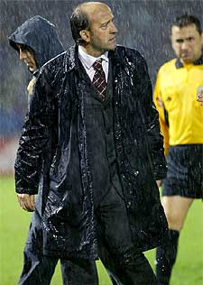 Lotina, empapado de agua, ayer al término del encuentro.