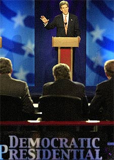 El candidato John Kerry, durante un debate electoral en Manchester.rnrn  AP