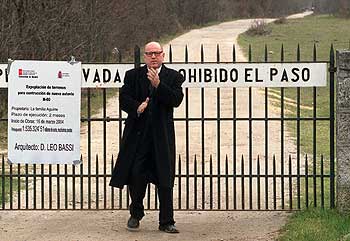 El artista italiano Leo Bassi, tras colocar el supuesto cartel de  expropiación  de la finca propiedad de la preidenta regional Esperanza Aguirre