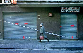 Tienda de Sant Boi en la que se produjo ayer una explosión en su interior y un incendio posterior.
