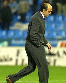 Miguel Ángel Lotina, cabizbajo, tras la goleada ante la Real Sociedad.