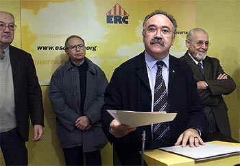 Josep Lluís Carod Rovira, en su comparecencia de ayer en Barcelona, flanqueado por Cassià Just (a su derecha), ex abad de Montserrat, y Jordi Carbonell, presidente de Esquerra Republicana de Cataluña.