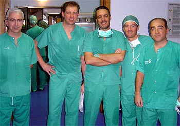 En primer término, y de izquierda a derecha, miembros del equipo que practicó la operación: Juliá, Verhoeven, Palmero y Masegosa.