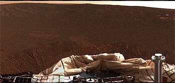 En la fotografía enviada por el  Opportunity  es visible en primer término la pared del cráter en el que cayó.